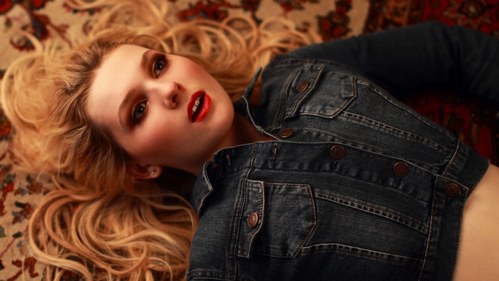 Abigail Breslin lying on a patterned rug