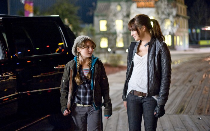 Abigail Breslin and another young woman