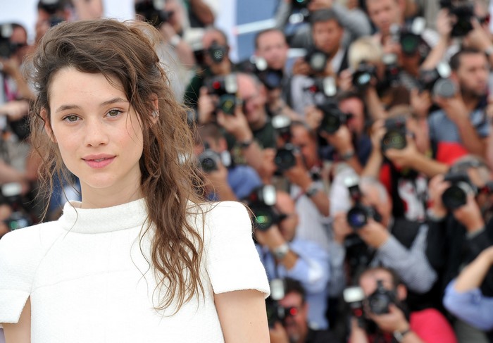 Astrid Bergès-Frisbey in front of a crowd of photographers