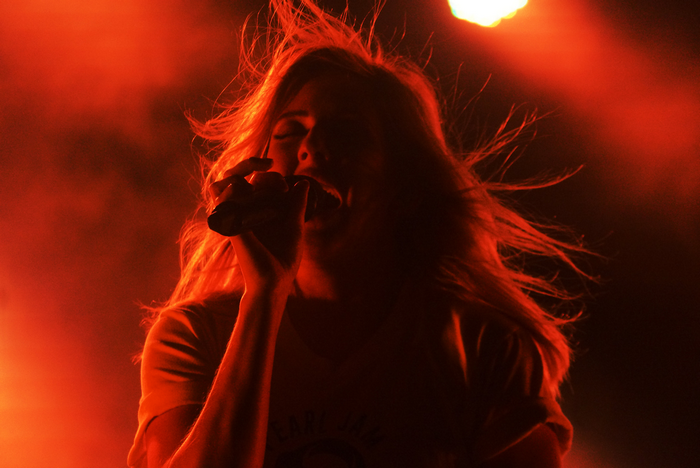 Ellie Goulding singing on stage
