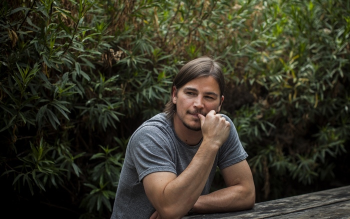 Josh Hartnett in a Grey T-shirt