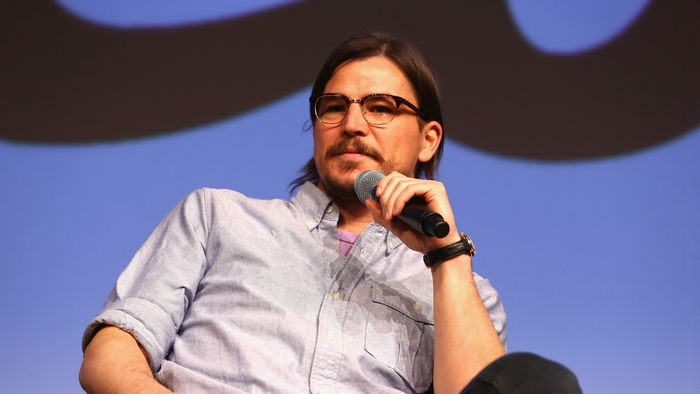 Josh Hartnett speaking into a microphone