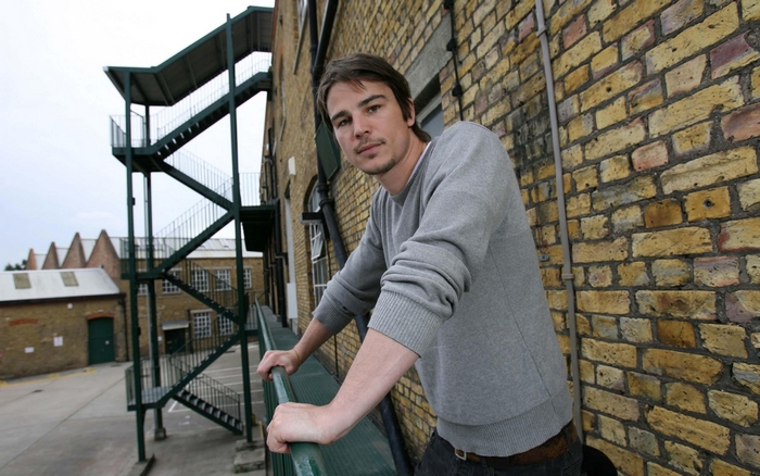 Josh Hartnett leaning on a railing