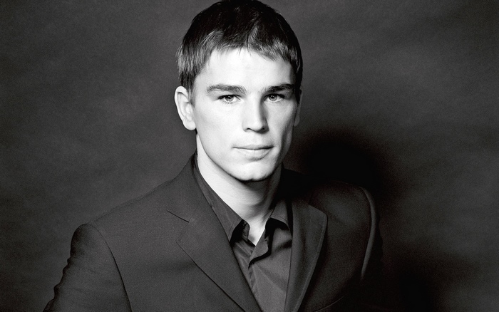 Josh Hartnett in a suit