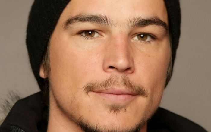 Josh Hartnett wearing a black beanie
