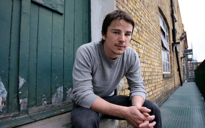 Josh Hartnett sitting on steps