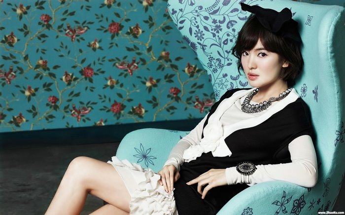 Song Hye-kyo sitting in a chair