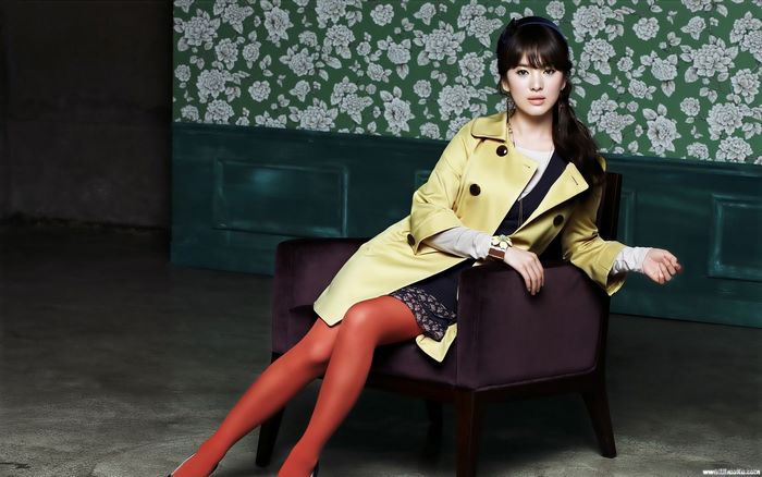 Song Hye-kyo sitting in a chair