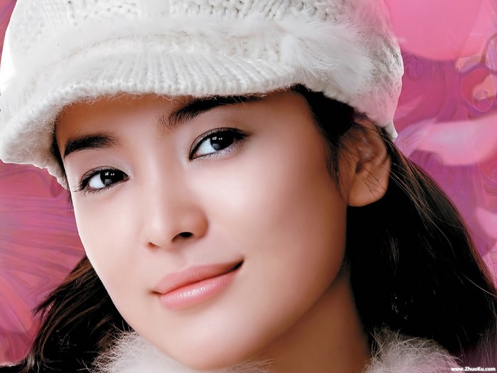 Song Hye-kyo wearing a white knitted hat