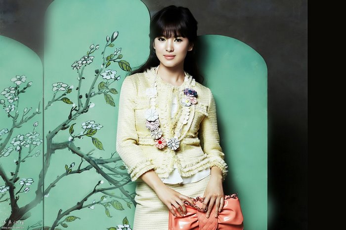 Song Hye-kyo in yellow jacket with floral necklace
