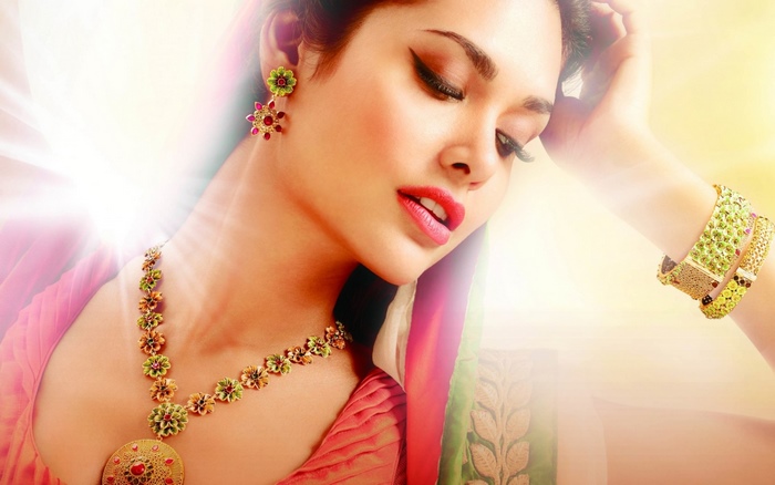 Esha Gupta wearing traditional Indian jewelry