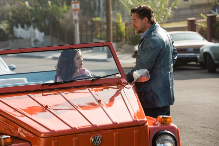 Margaret Qualley and Russell Crowe in a car