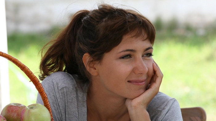 Woman resting her chin on her hand