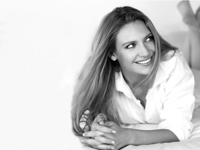 Anna Torv lying on a bed