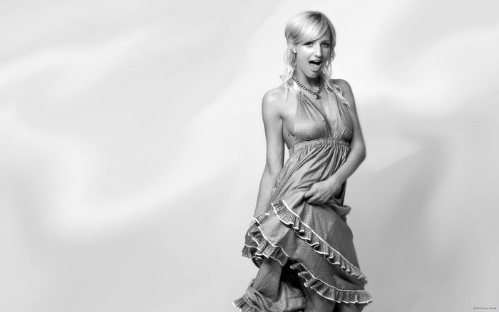 Ashlee Simpson in a polka dot dress