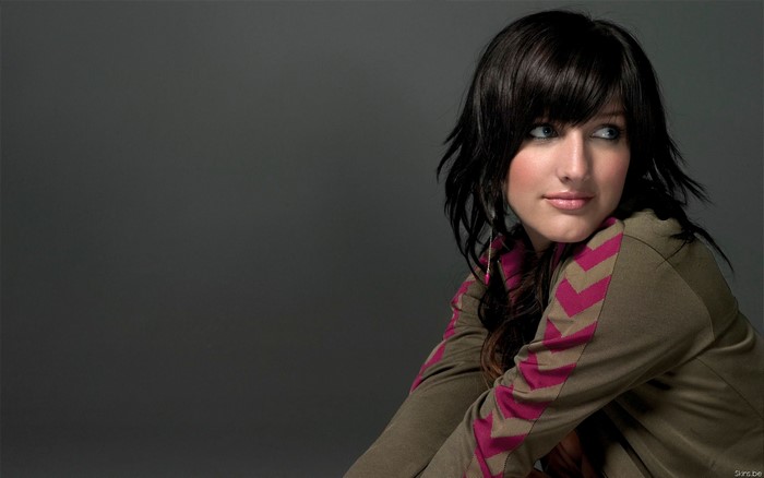 Ashlee Simpson looking to the side