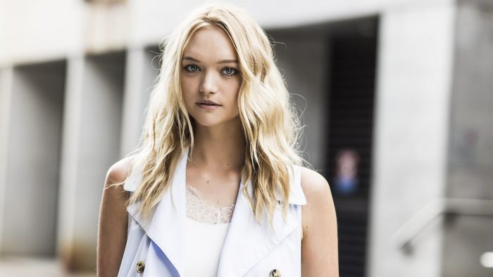Gemma Ward blonde hair blue vest