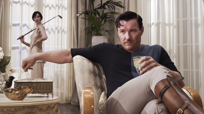 Joel Edgerton and woman with golf club