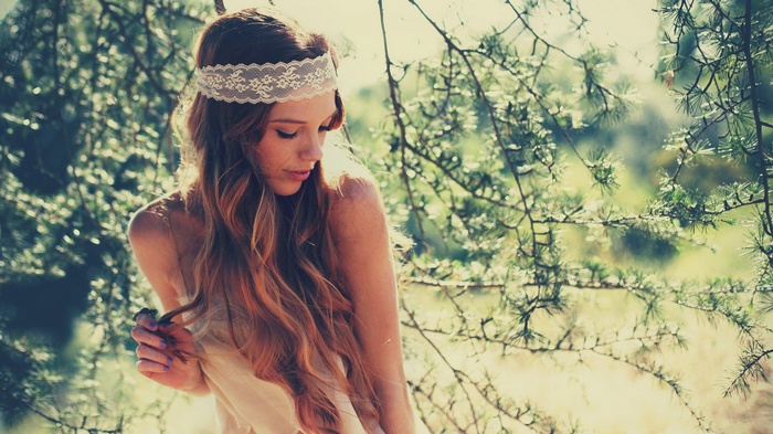 Woman with long wavy hair wearing a lace headband