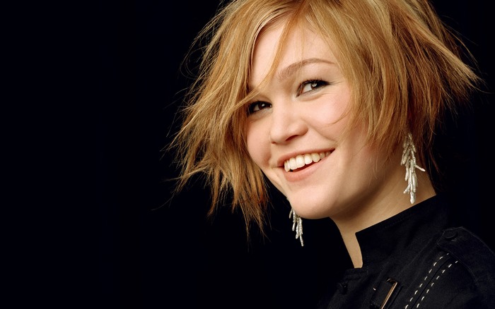 Julia Stiles smiling