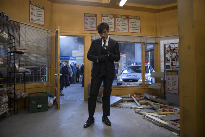 Lee Byung-hun in a store