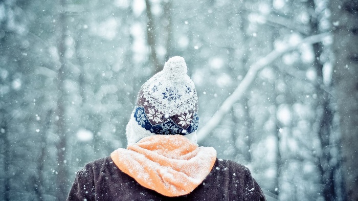 Person wearing a knitted hat in the snow