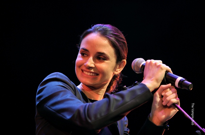 Mía Maestro performing with a microphone