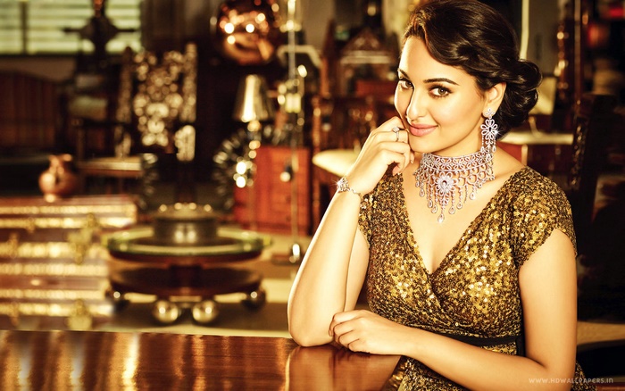 Sonakshi Sinha wearing jewelry