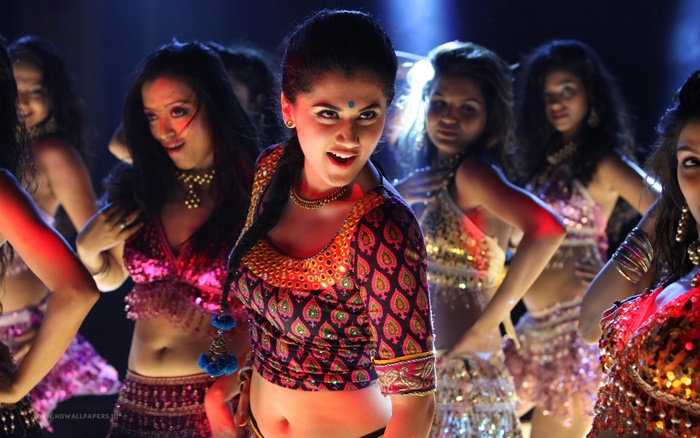 Taapsee Pannu dancing with other women
