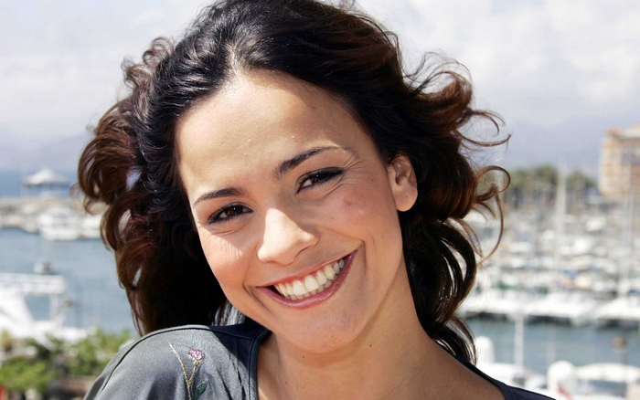 Alice Braga smiling outdoors