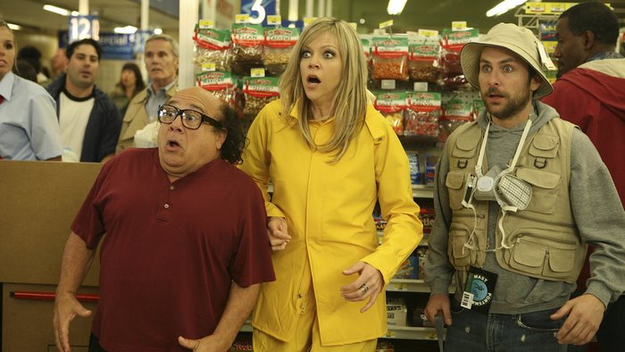 Danny DeVito, Kaitlin Olson, Charlie Day in a supermarket