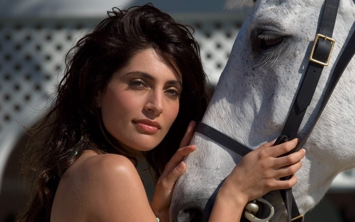 Caterina Murino with a white horse