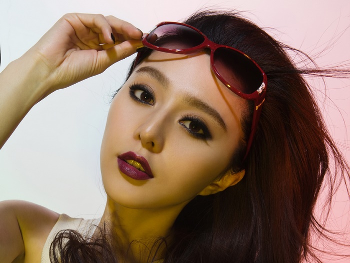 Li Bingbing wearing sunglasses