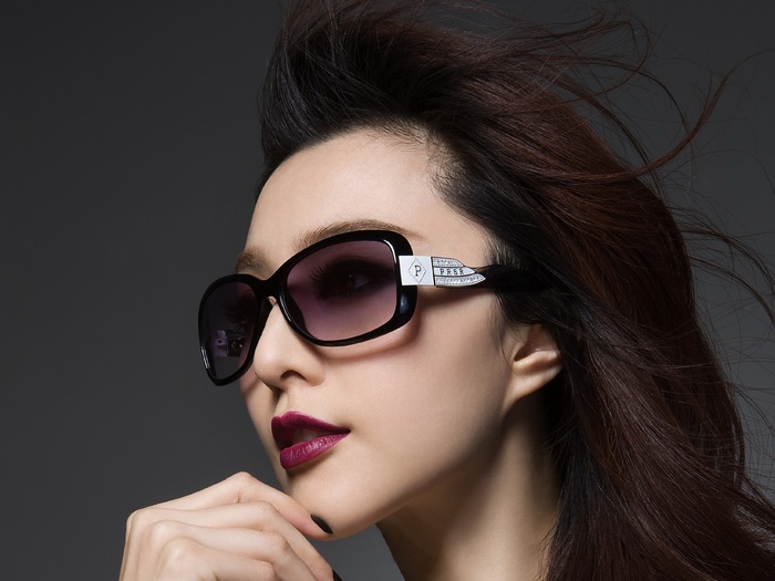 Li Bingbing wearing sunglasses