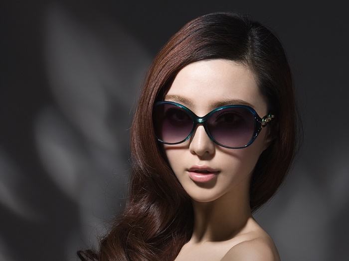 Li Bingbing wearing sunglasses