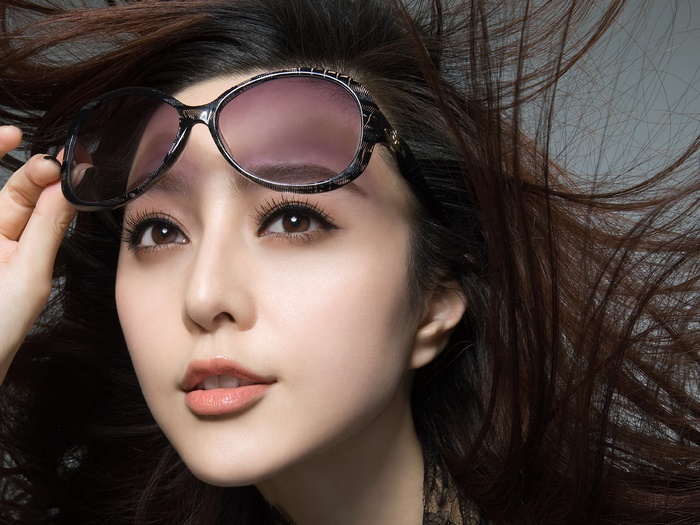 Li Bingbing wearing sunglasses