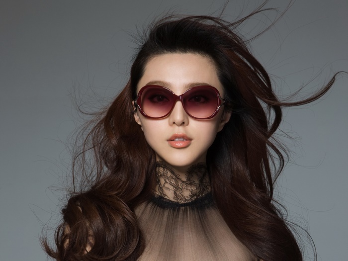 Li Bingbing wearing sunglasses