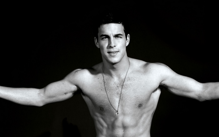 Mario Casas shirtless with arms outstretched