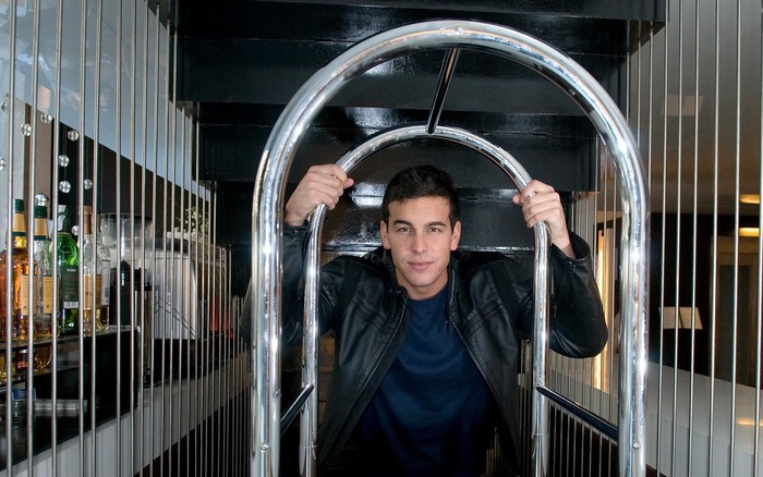Mario Casas in a hotel lobby