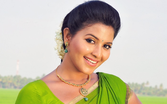 Anjali in green saree with jewelry