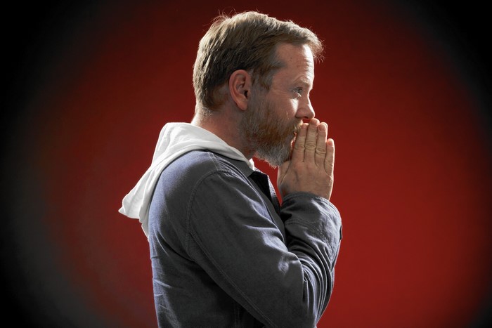 Kiefer Sutherland praying