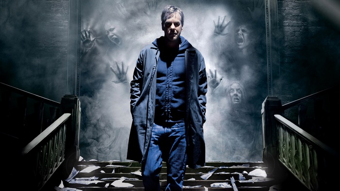 Kiefer Sutherland in a dark hallway with ghosts