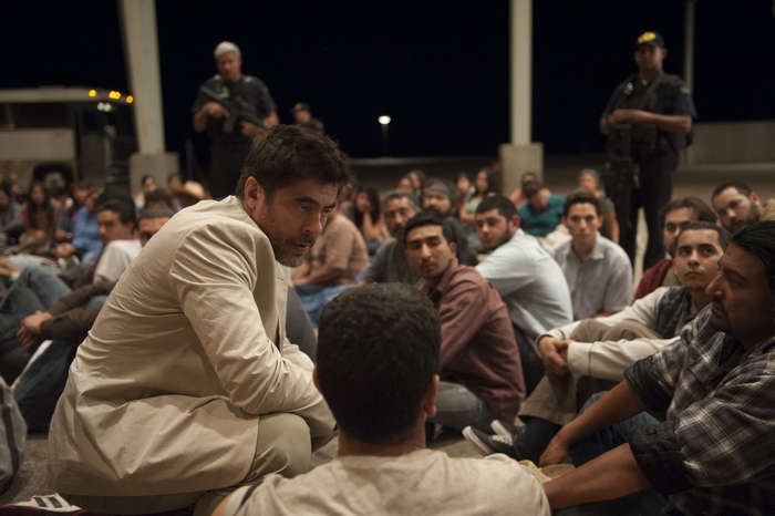Benicio del Toro with group of men