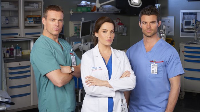 Erica Durance and two male doctors in hospital
