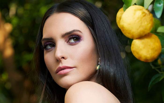 Génesis Rodríguez with oranges