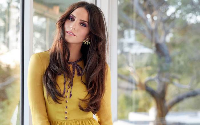 Génesis Rodríguez in yellow dress