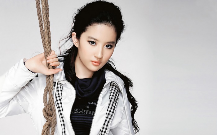Liu Yifei posing with a rope