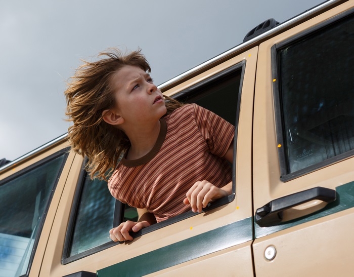 Oakes Fegley looking out of a car window