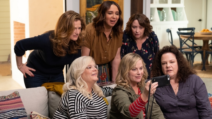 Amy Poehler and friends watching a phone