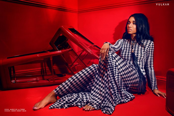 Candice Patton in Houndstooth Outfit